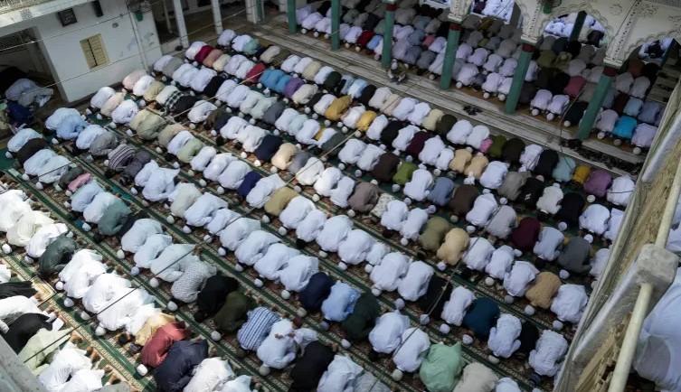 Umat Muslim India Dilarang Menggunakan Ruang Publik untuk Salat Id
